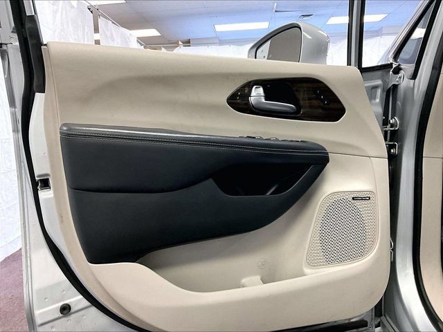 Used 2022 Chrysler Pacifica Limited AWD/4WD image 22
