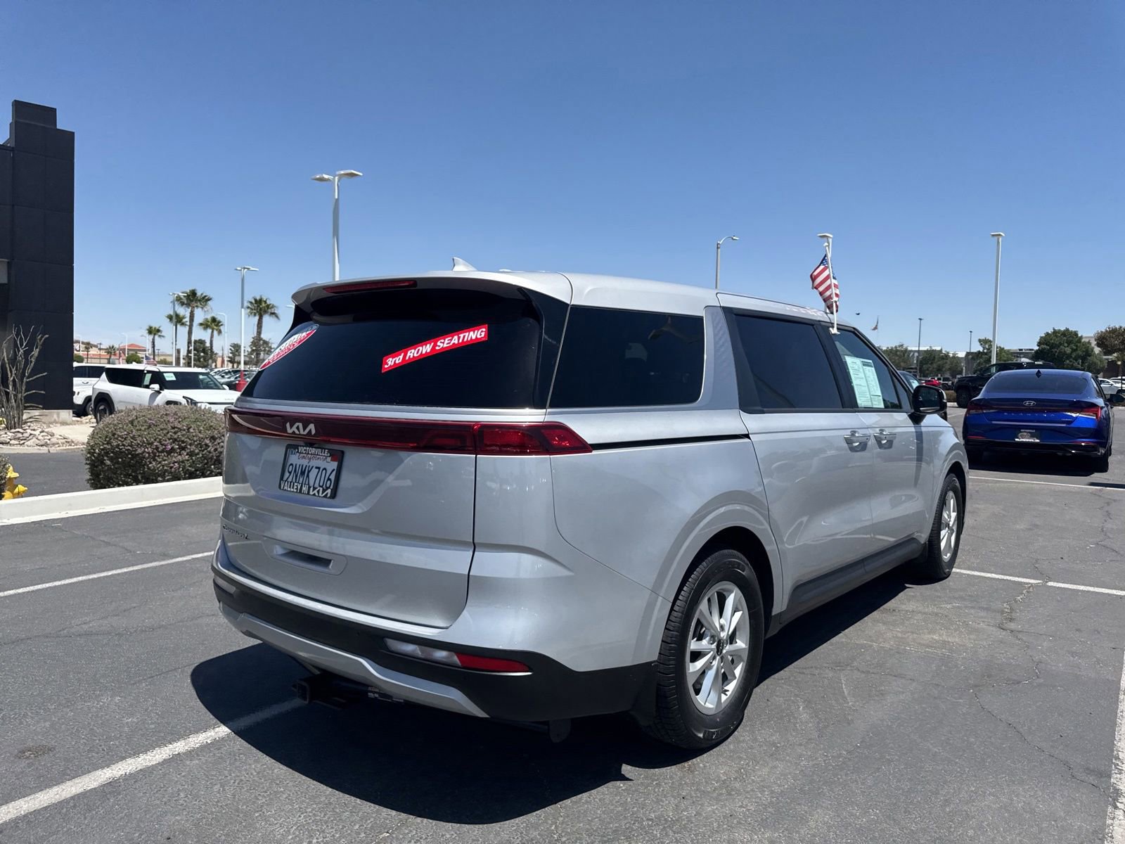 Used 2022 Kia Carnival LX FWD image 6