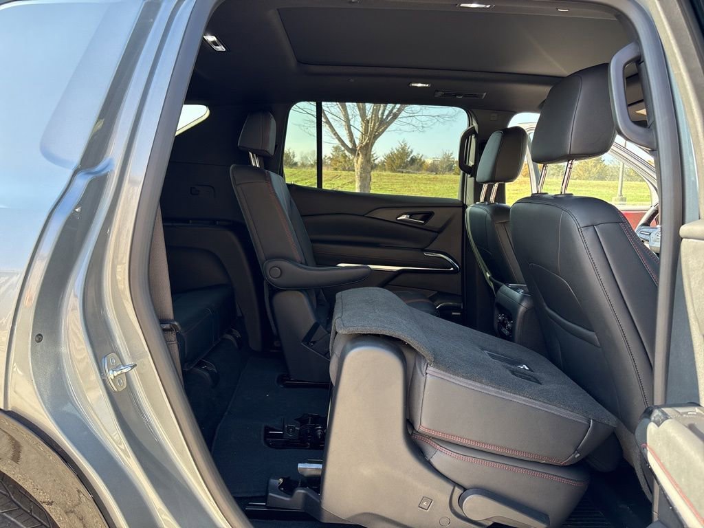 Used 2024 Chevrolet Traverse RS image 46