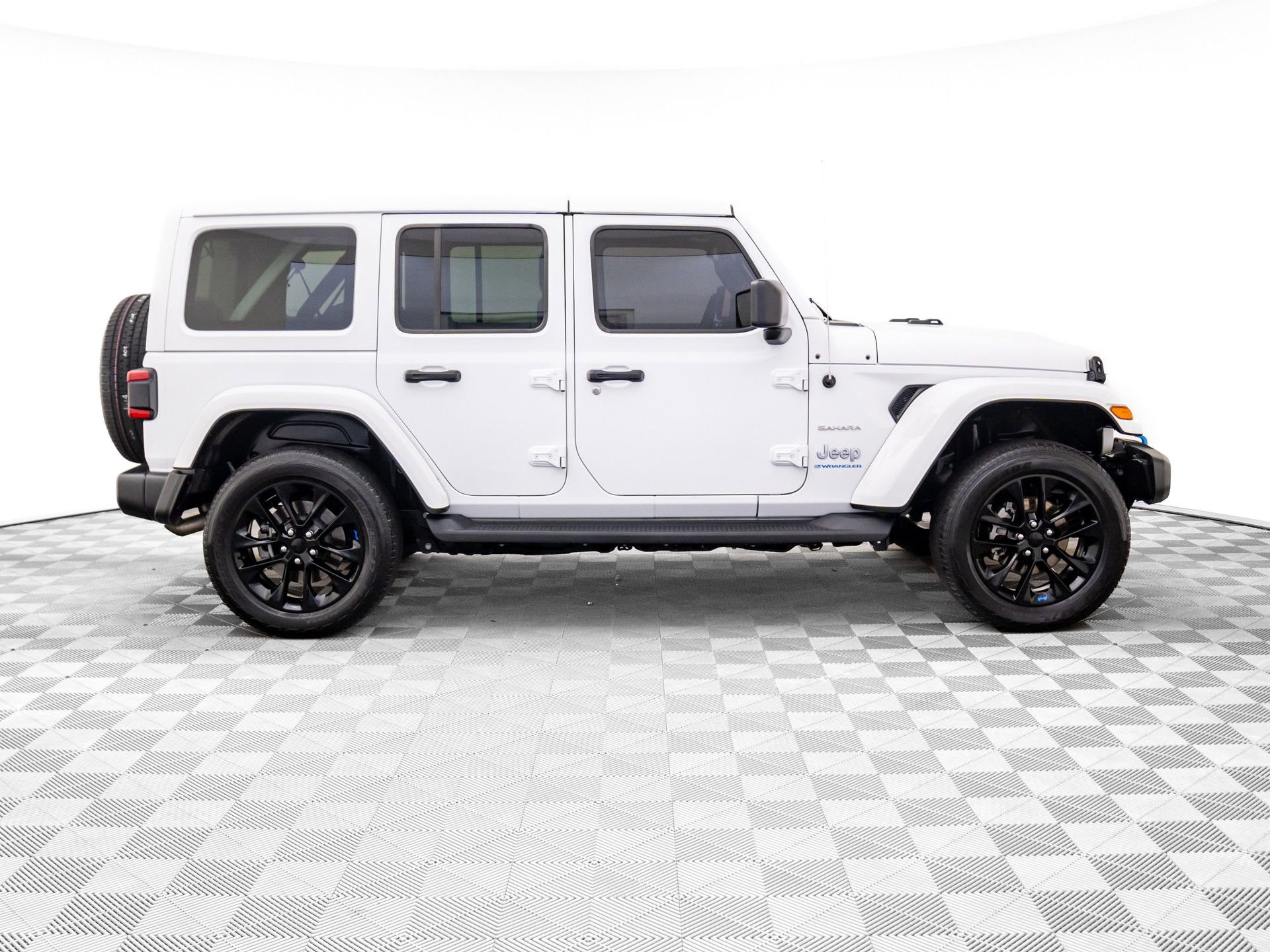 Used 2023 Jeep Wrangler Unlimited Sahara w/ Cold Weather Group image 8