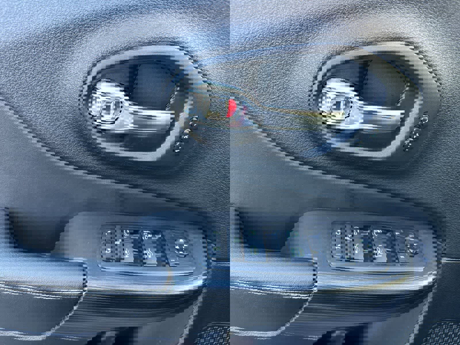 Used 2016 Jeep Cherokee Limited w/ Luxury Group image 12