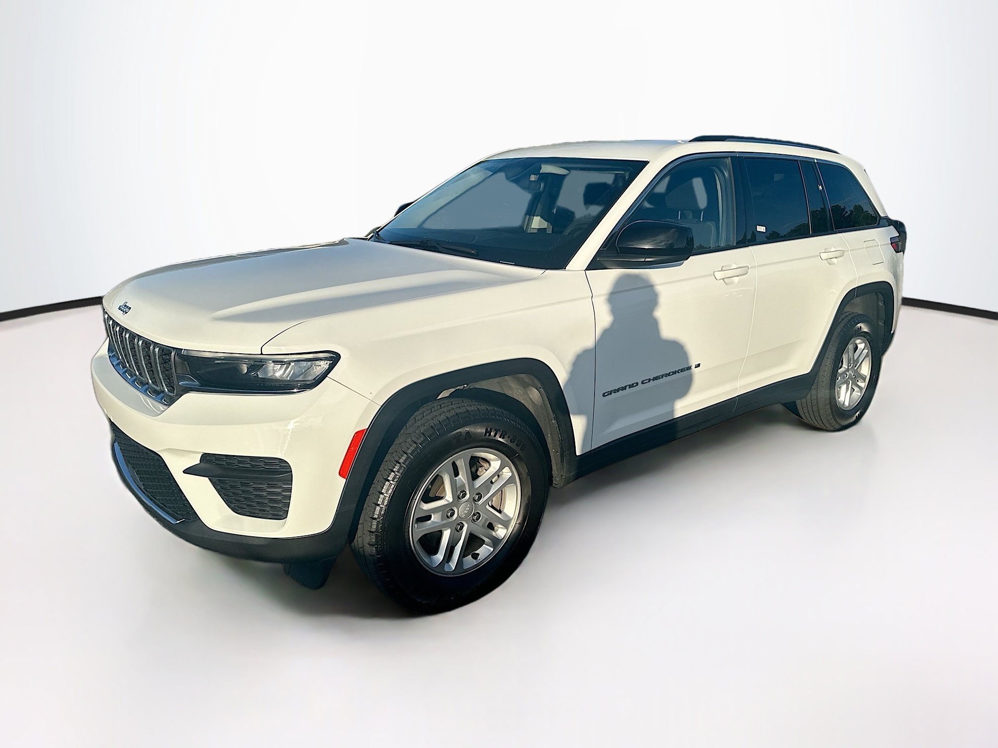 Used 2022 Jeep Grand Cherokee Laredo AWD/4WD image 3