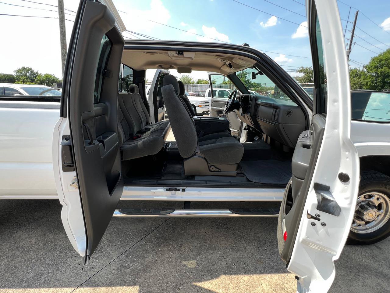 Used 2005 Chevrolet Silverado 2500 LS w/ Heavy-Duty Power Package RWD image 18