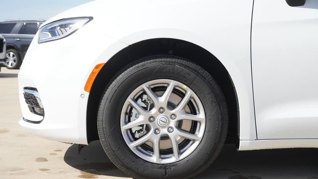 New 2026 Chrysler Pacifica Select FWD image 5