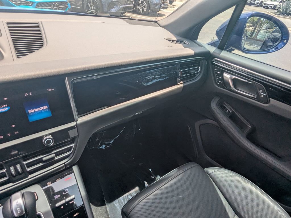 Used 2025 Porsche Macan AWD/4WD image 4