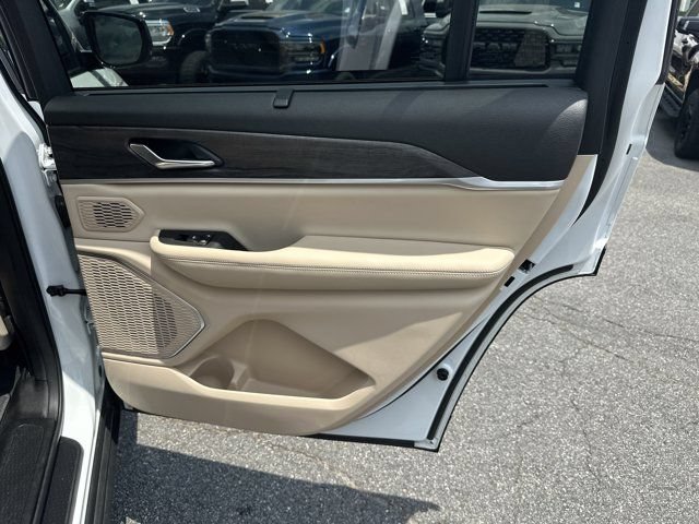 Used 2025 Jeep Grand Cherokee L Limited w/ Luxury Tech Group II RWD image 19