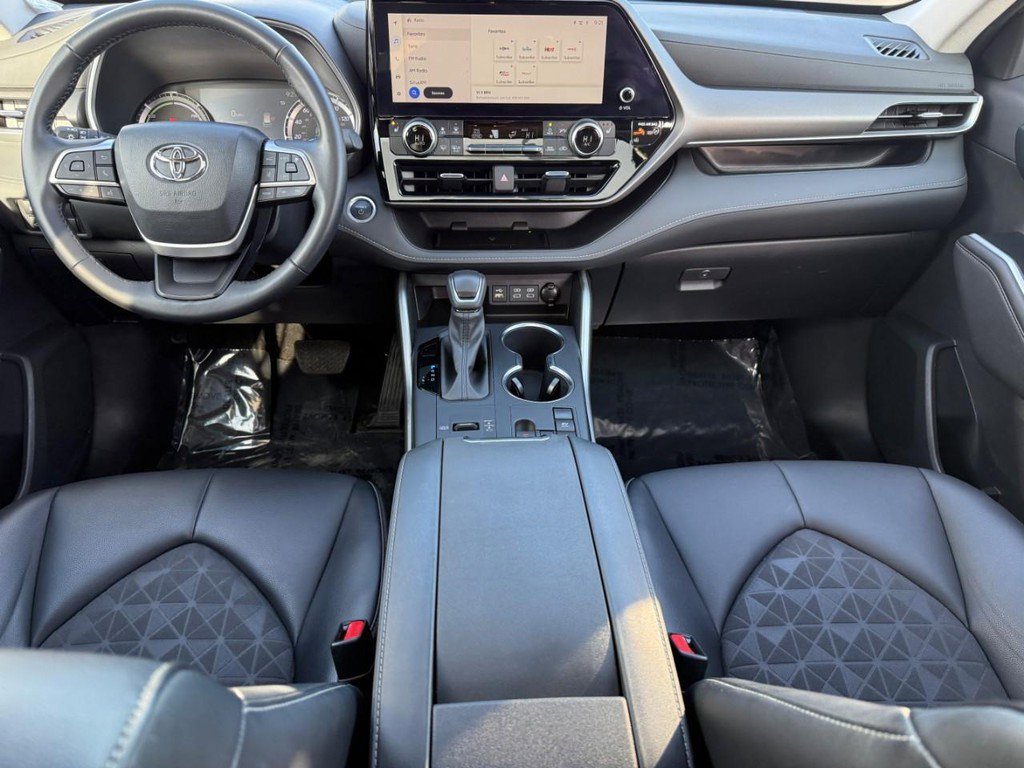 Used 2024 Toyota Highlander XLE image 14