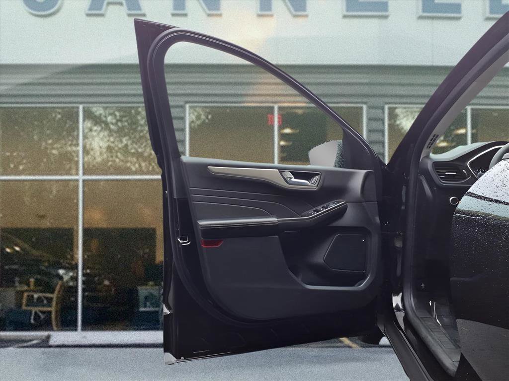 Used 2021 Ford Escape SE w/ SE Sport Appearance Package image 17