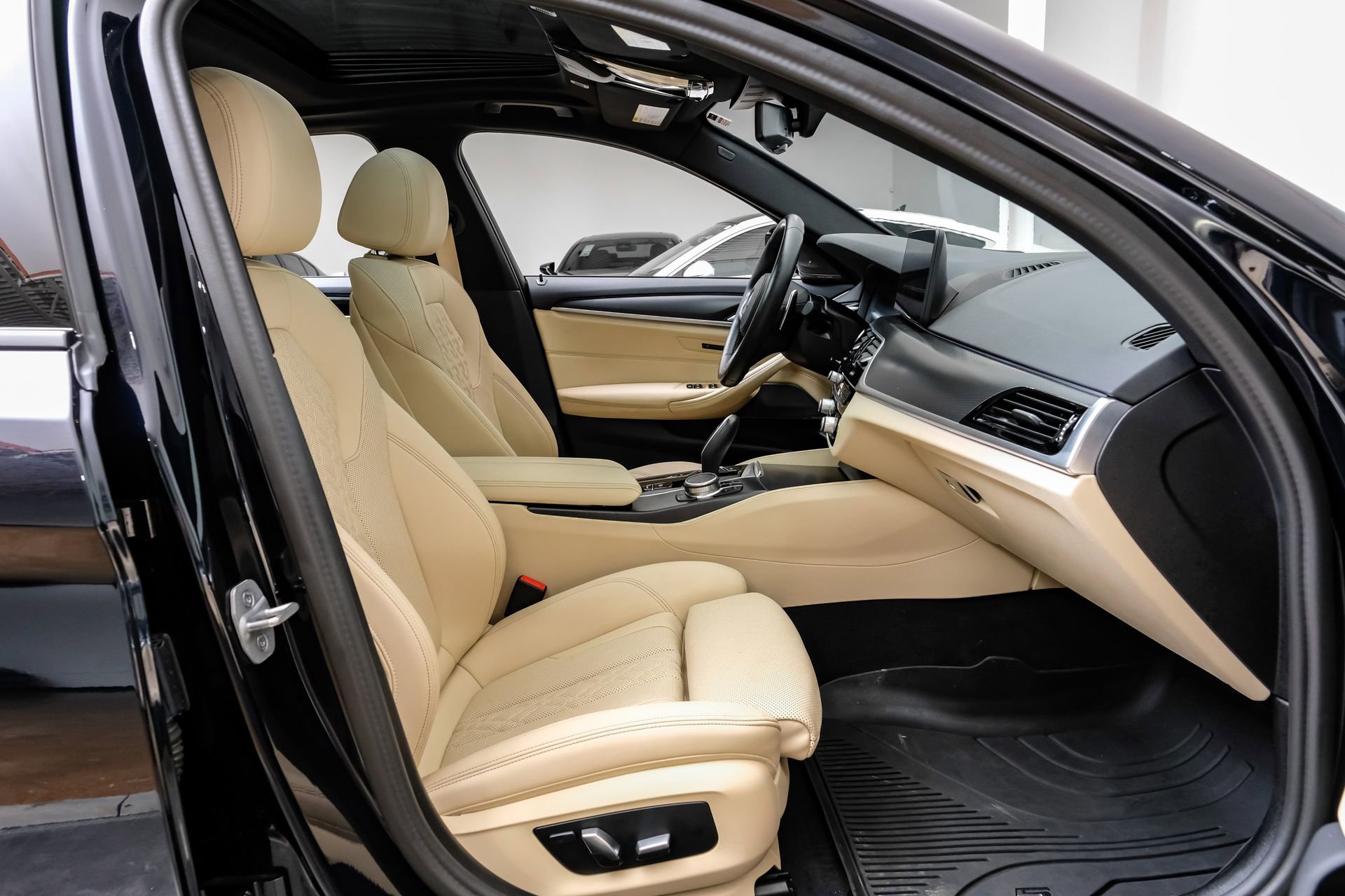 Used 2023 BMW 530e w/ M Sport Package image 37