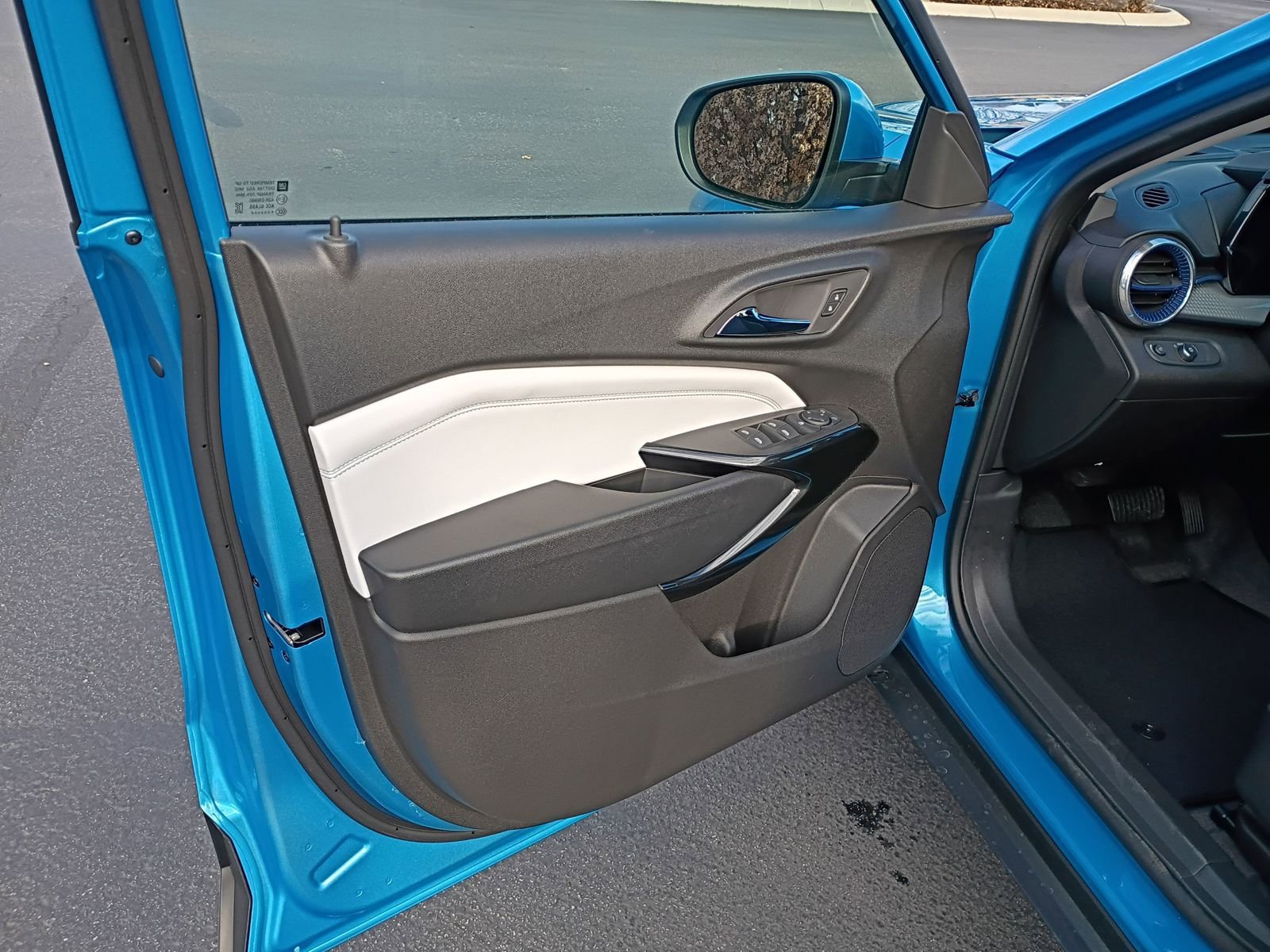 New 2026 Chevrolet Trax LT w/ Sunroof Package image 28