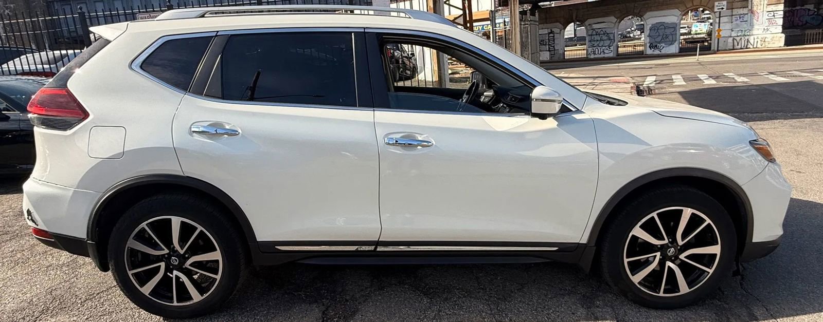 Used 2018 Nissan Rogue SL w/ Premium Package image 4