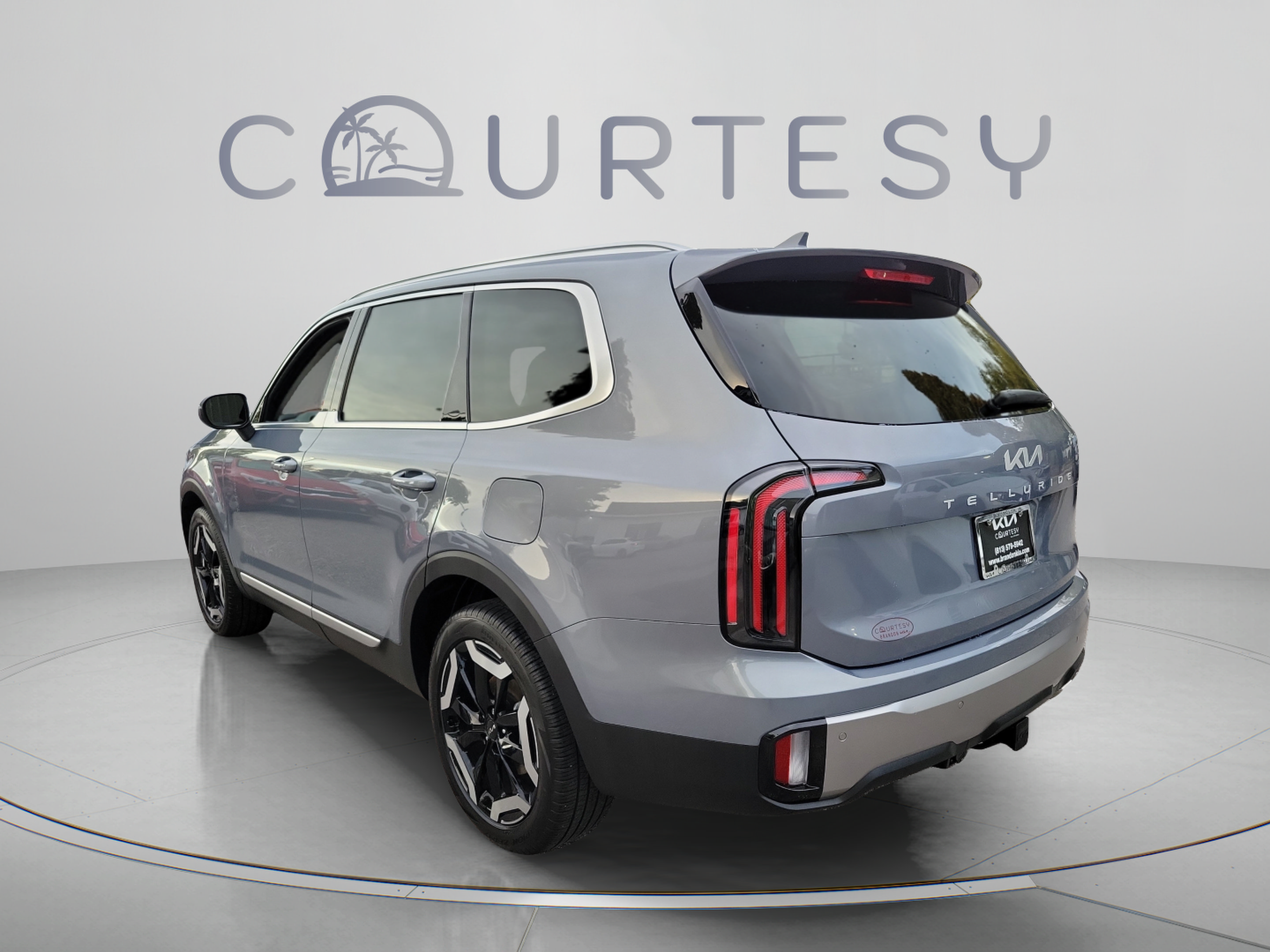 Used 2025 Kia Telluride EX w/ EX Captain's Chair Package FWD image 2