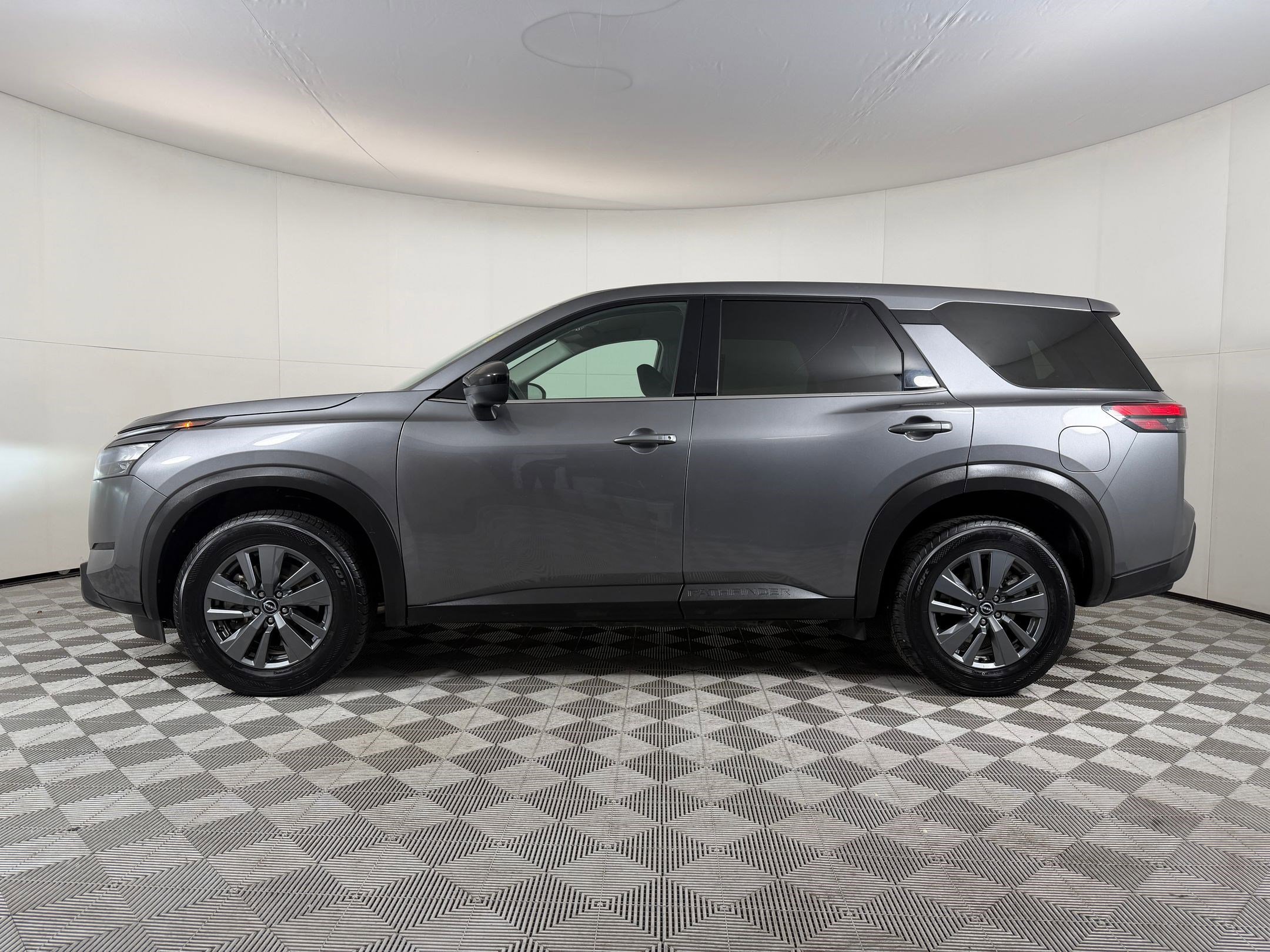 Used 2024 Nissan Pathfinder S AWD/4WD image 2