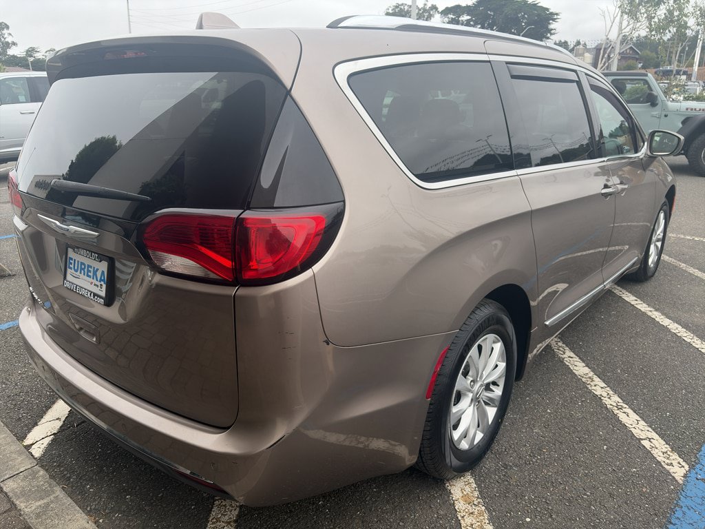 Used 2018 Chrysler Pacifica Touring-L FWD image 18