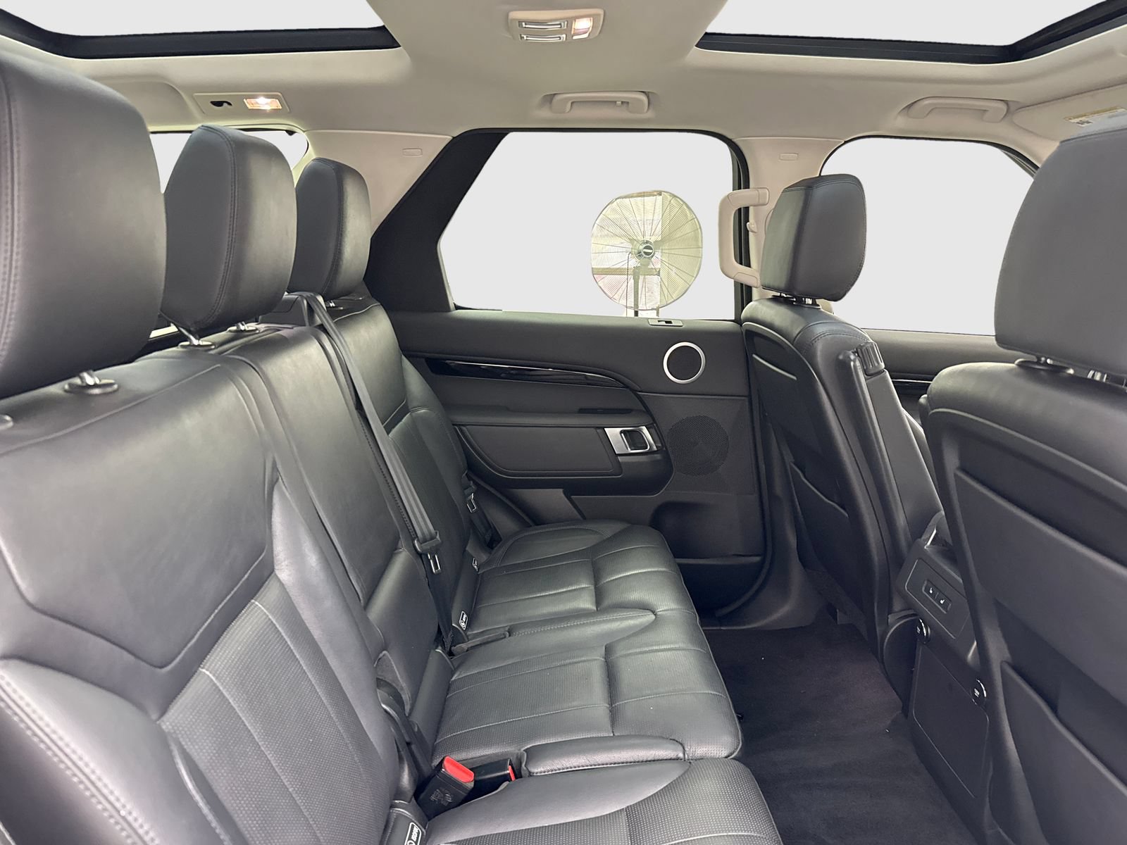 Used 2020 Land Rover Discovery SE AWD/4WD image 45