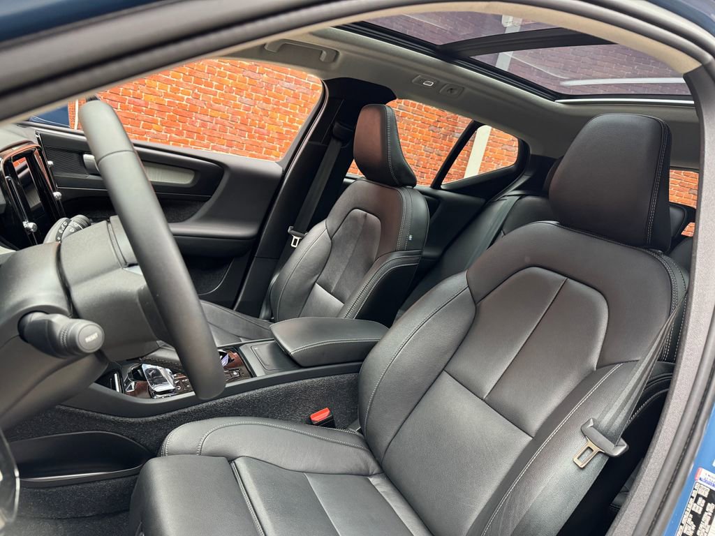 Used 2024 Volvo XC40 B5 Plus image 23