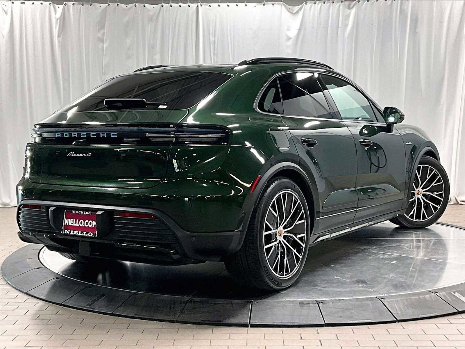 Used 2025 Porsche Macan 4 Electric image 9