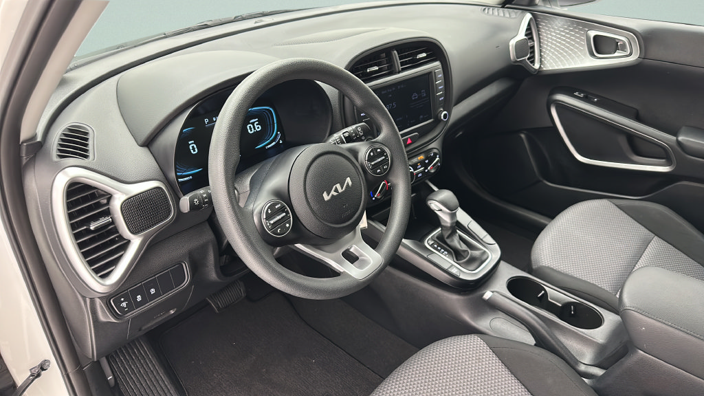 Used 2025 Kia Soul LX w/ LX Technology Package FWD image 11