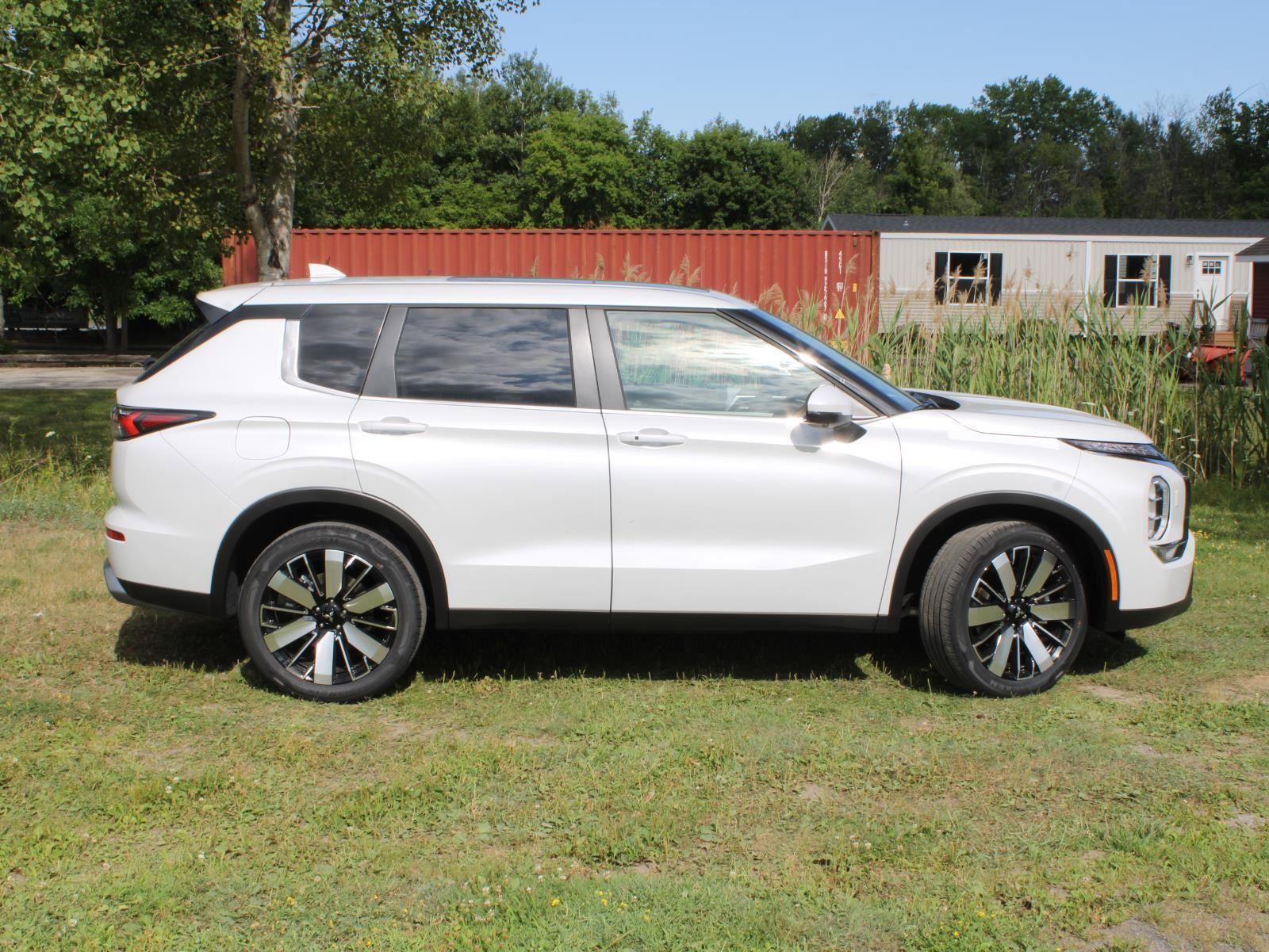 New 2025 Mitsubishi Outlander SE image 11