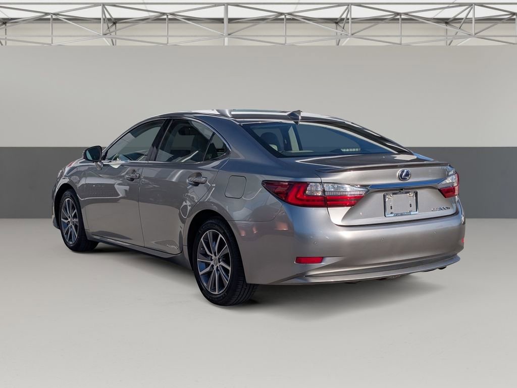 Used 2016 Lexus ES 300h w/ Luxury Package w/Wood Trim image 7