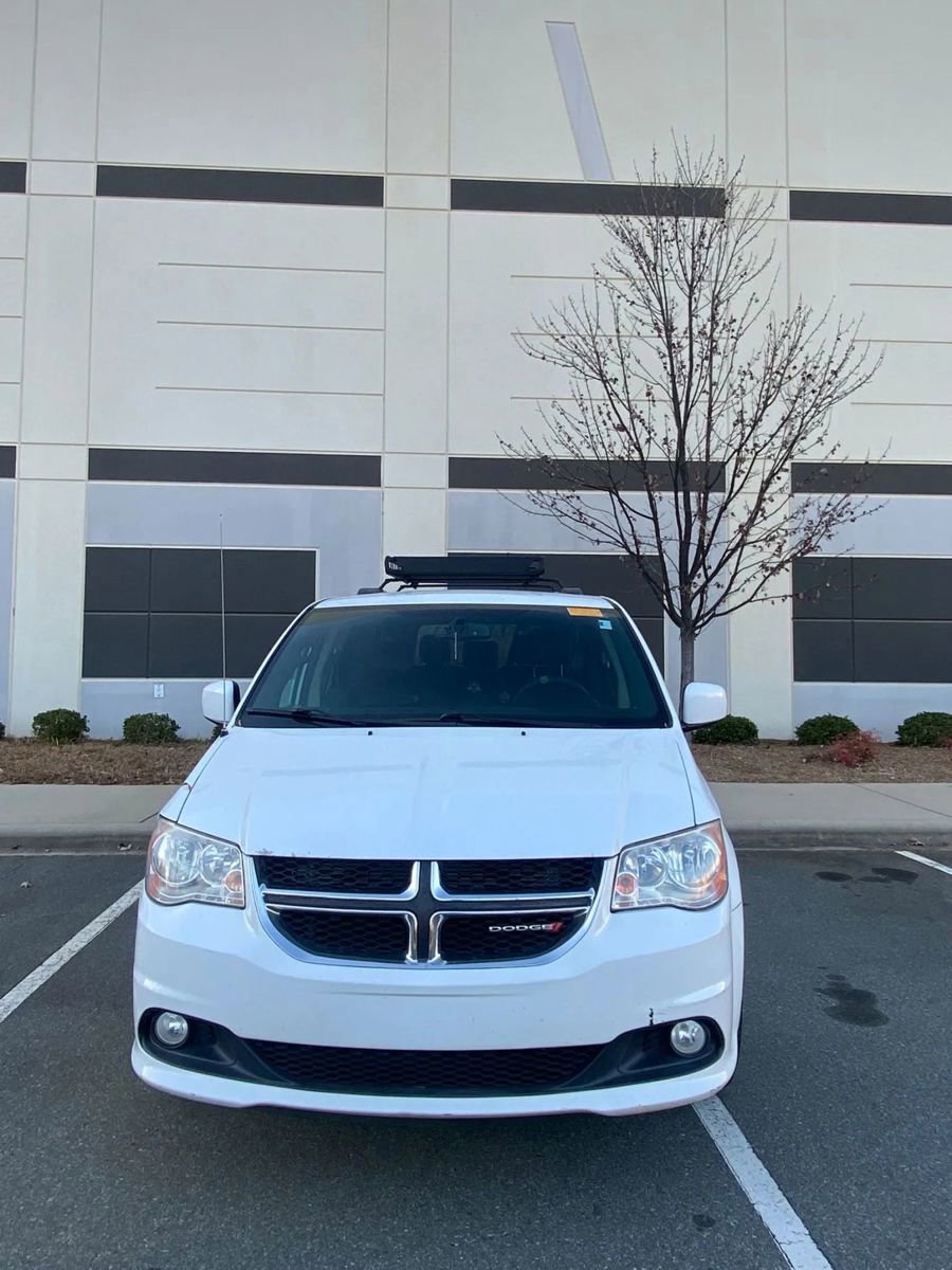 Used 2017 Dodge Grand Caravan SXT image 3