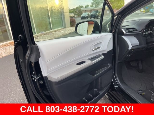 Used 2025 Toyota Sienna XLE image 5
