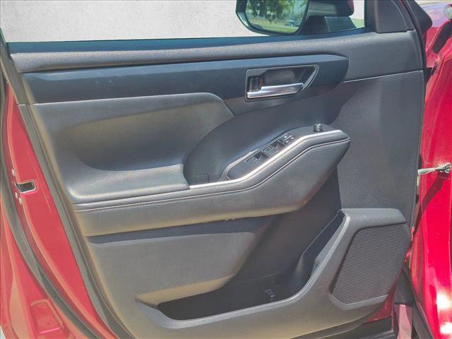 Used 2021 Toyota Highlander XLE FWD image 10