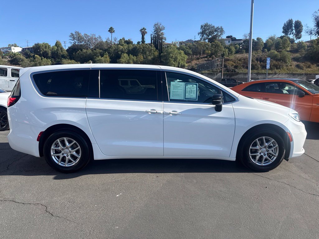 Used 2026 Chrysler Pacifica Select FWD image 9
