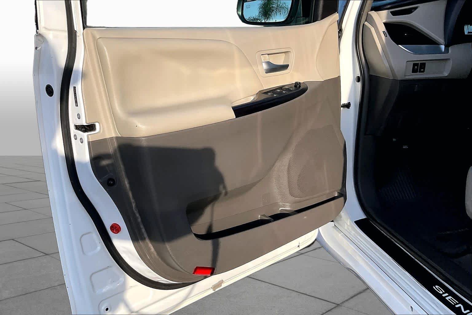 Used 2015 Toyota Sienna LE FWD image 21