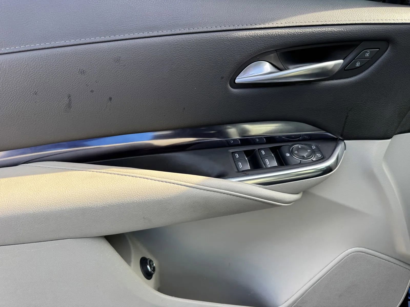 Used 2023 Cadillac XT4 Luxury w/ Cold Weather Package image 12