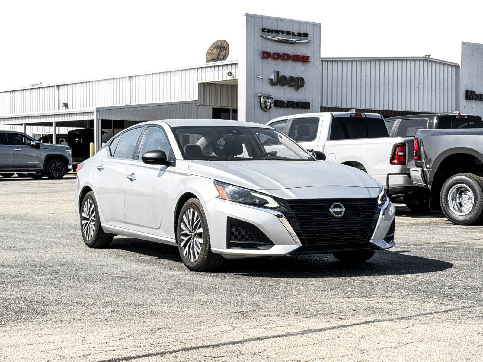 Used 2024 Nissan Altima 2.5 SV FWD image 6