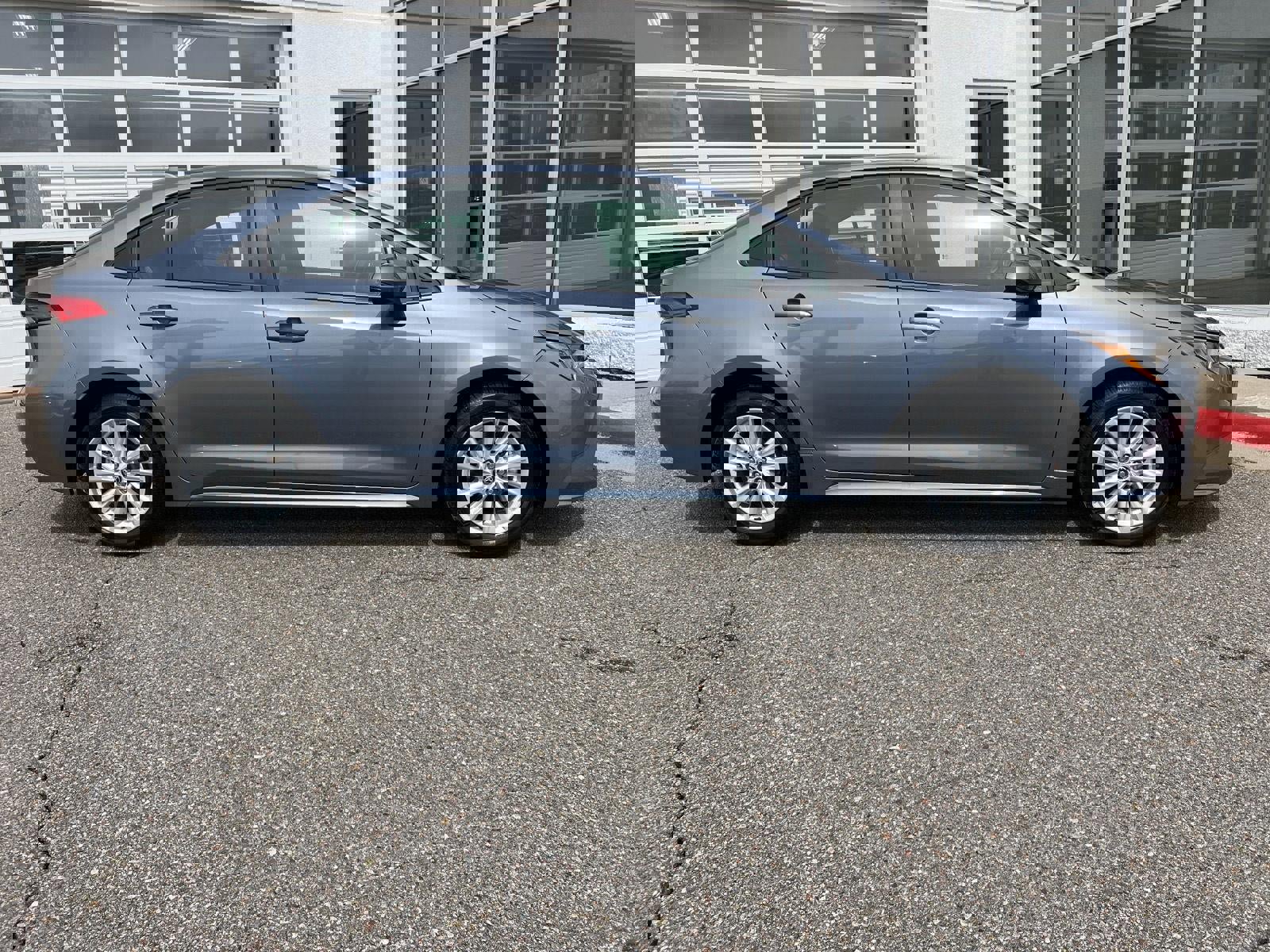 Used 2025 Toyota Corolla LE w/ LE Premium Package FWD image 18