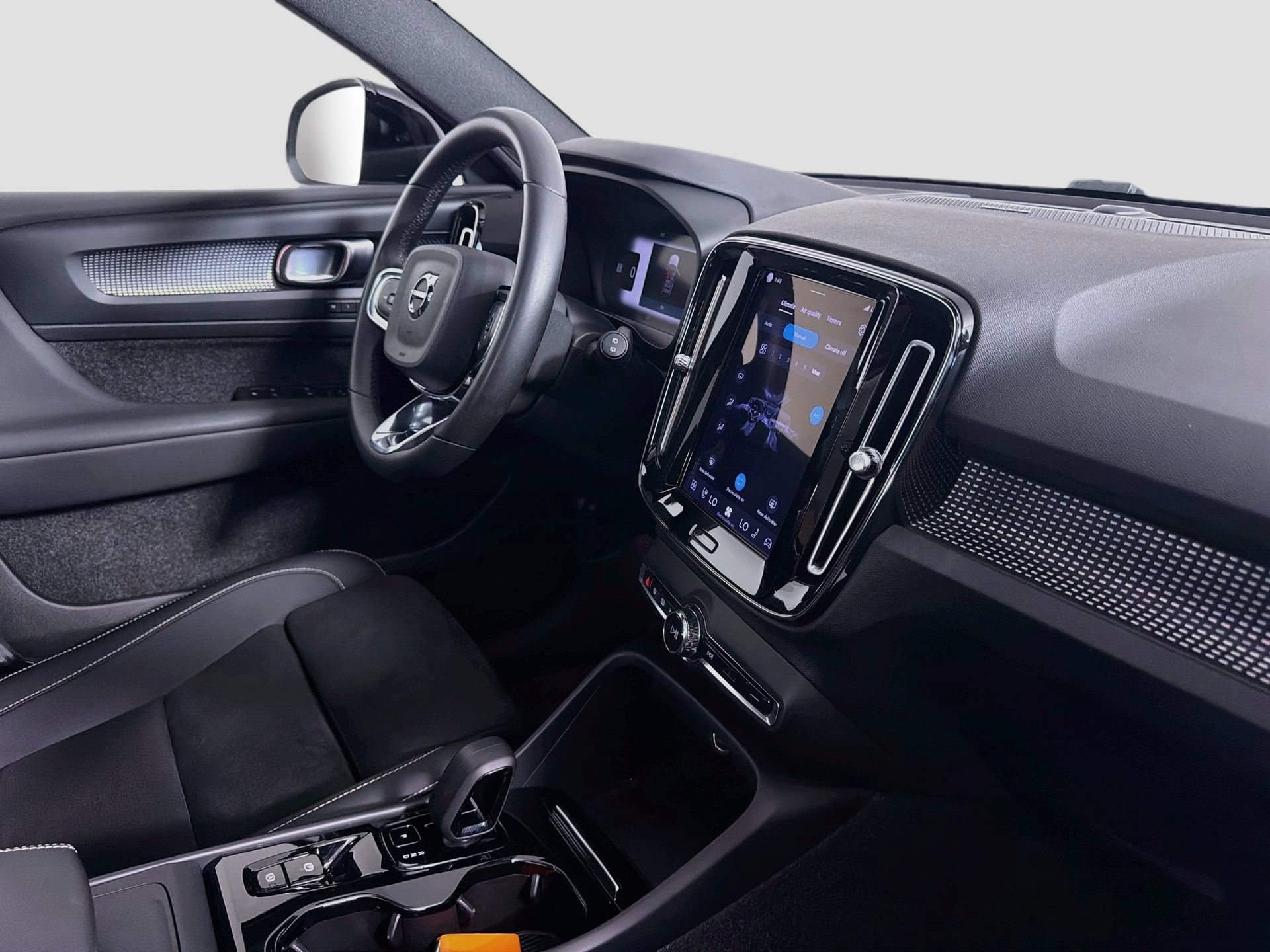 Certified 2023 Volvo XC40 B5 Ultimate w/ Protection Package Premier AWD/4WD image 30
