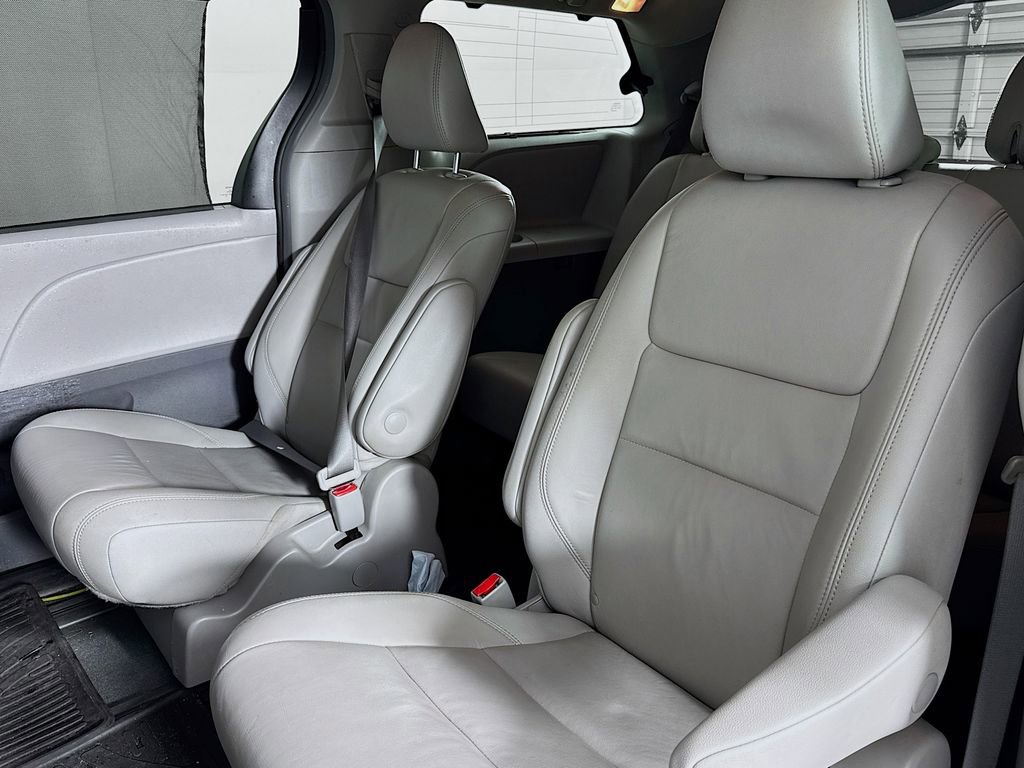 Used 2019 Toyota Sienna XLE image 10
