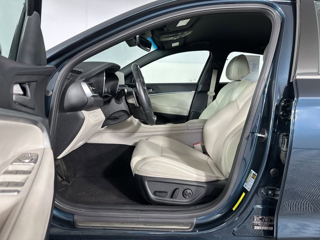 Used 2023 Genesis G70 2.0T image 7