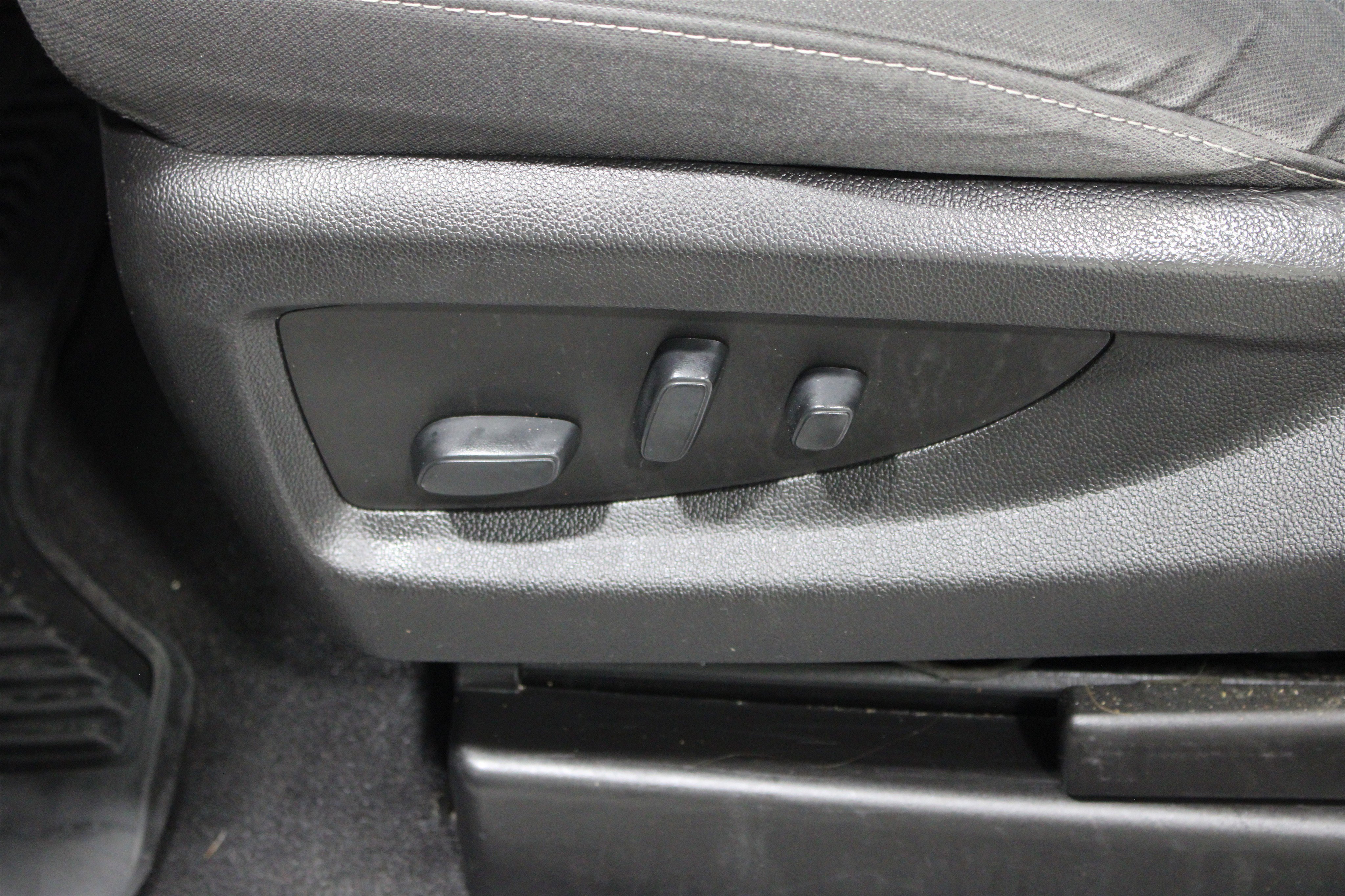 Used 2019 Chevrolet Silverado 1500 LT AWD/4WD image 5