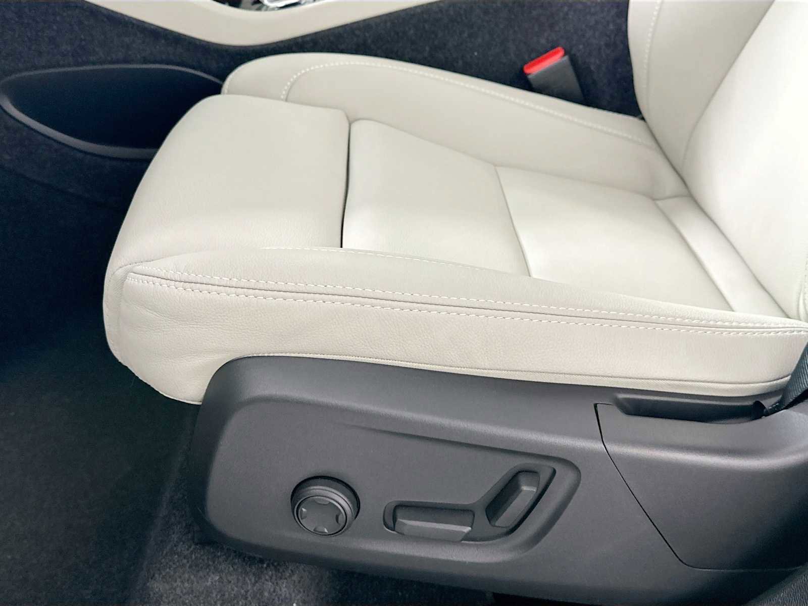 Certified 2025 Volvo XC40 B5 Plus w/ Protection Package Premier image 17