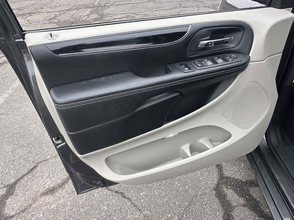 Used 2019 Dodge Grand Caravan SXT image 17