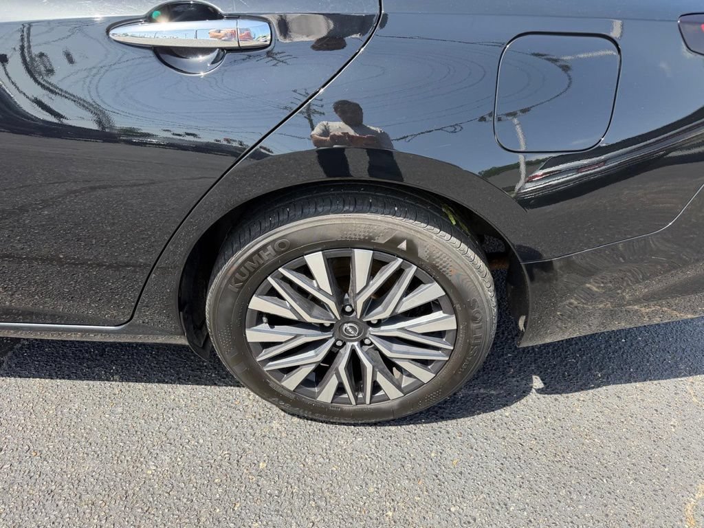 Used 2025 Nissan Altima 2.5 SV FWD image 9