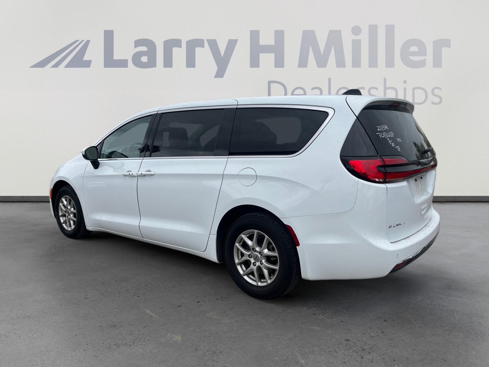 Certified 2023 Chrysler Pacifica Touring-L image 3