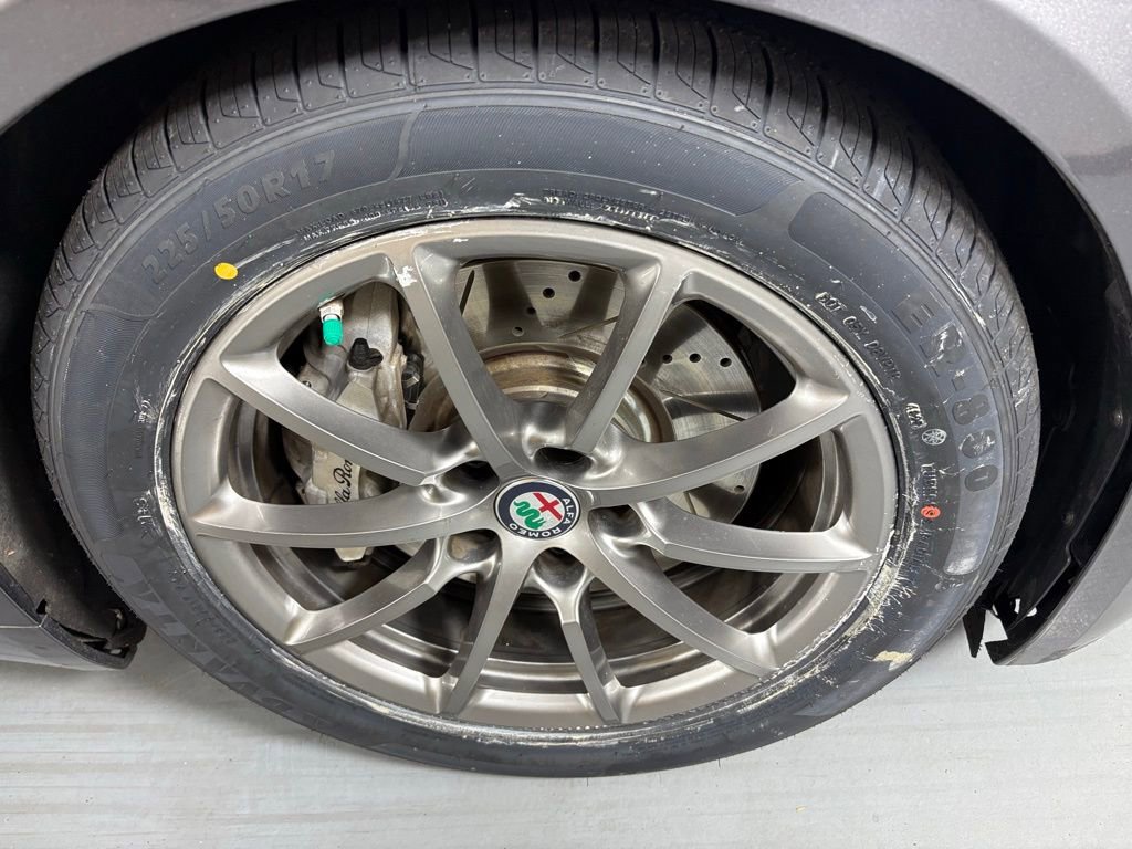 Used 2019 Alfa Romeo Giulia image 13