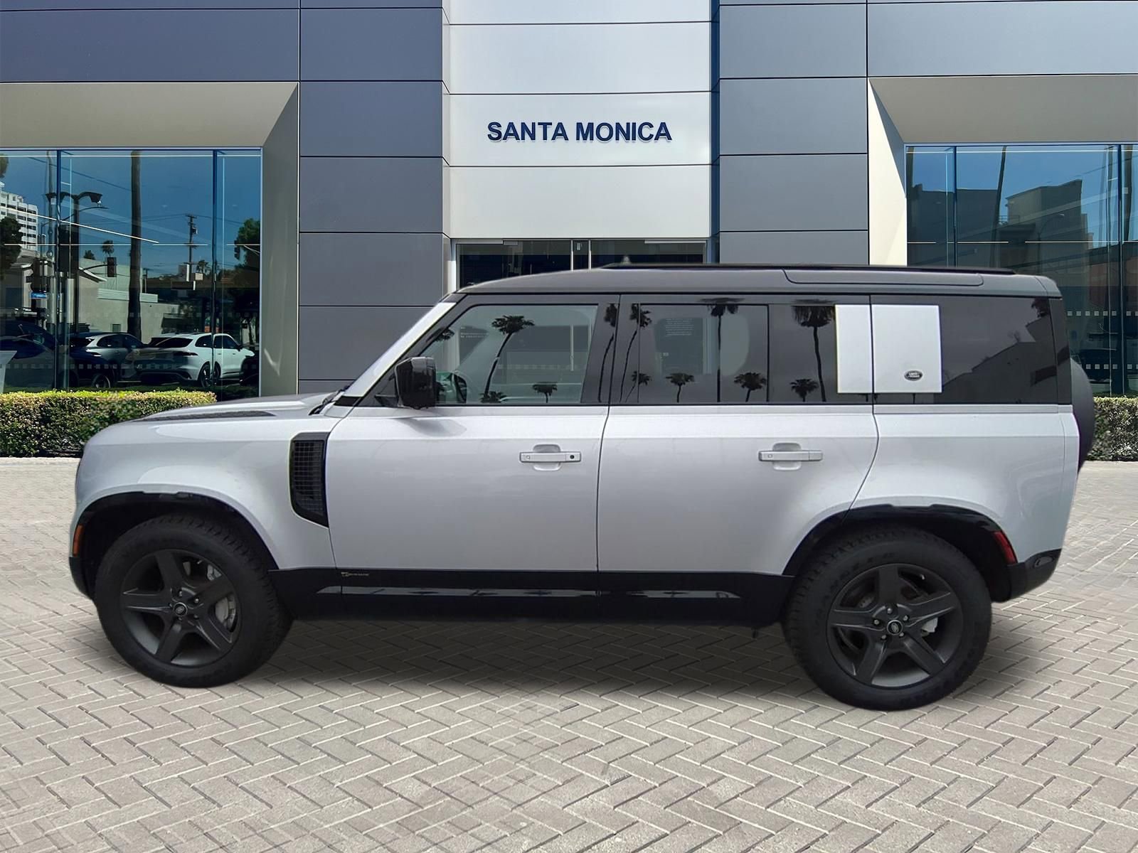 Used 2021 Land Rover Defender 110 X-Dynamic HSE AWD/4WD image 2