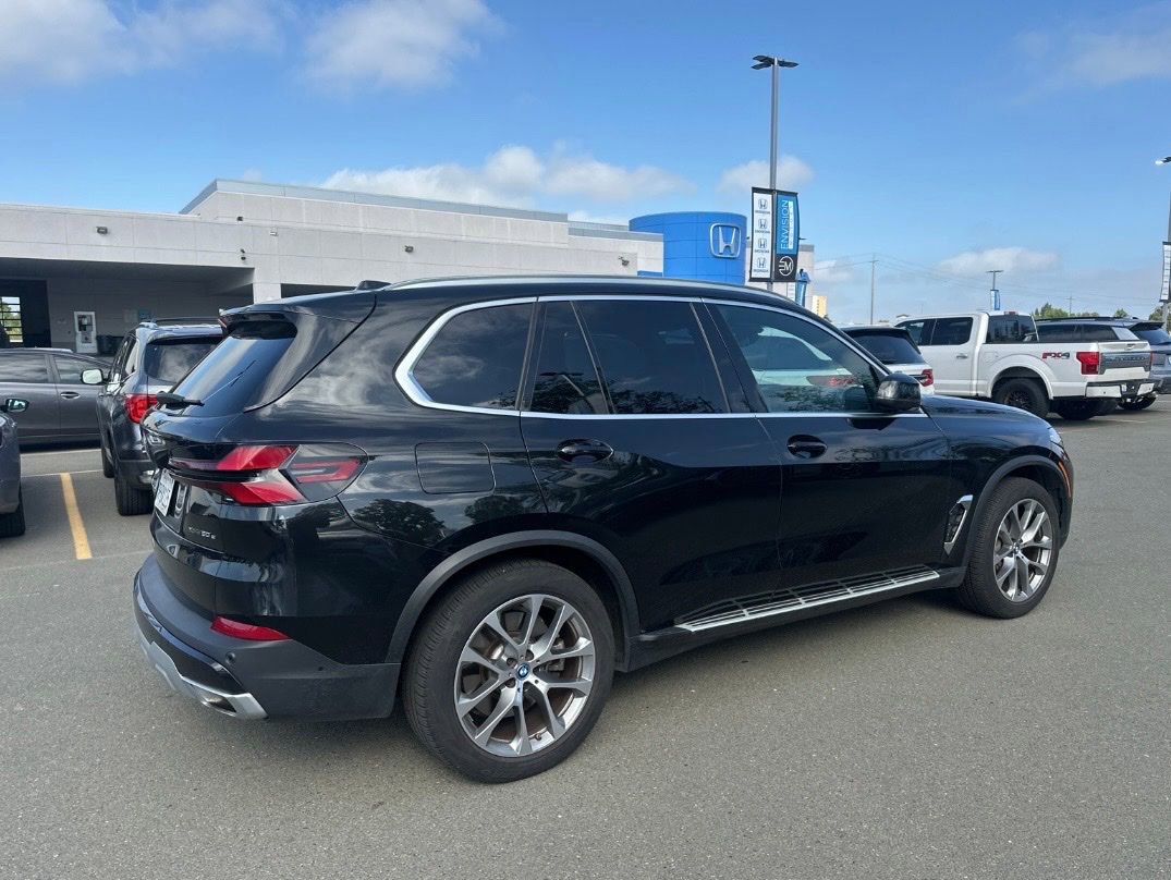 Used 2025 BMW X5 xDrive50e AWD/4WD image 3
