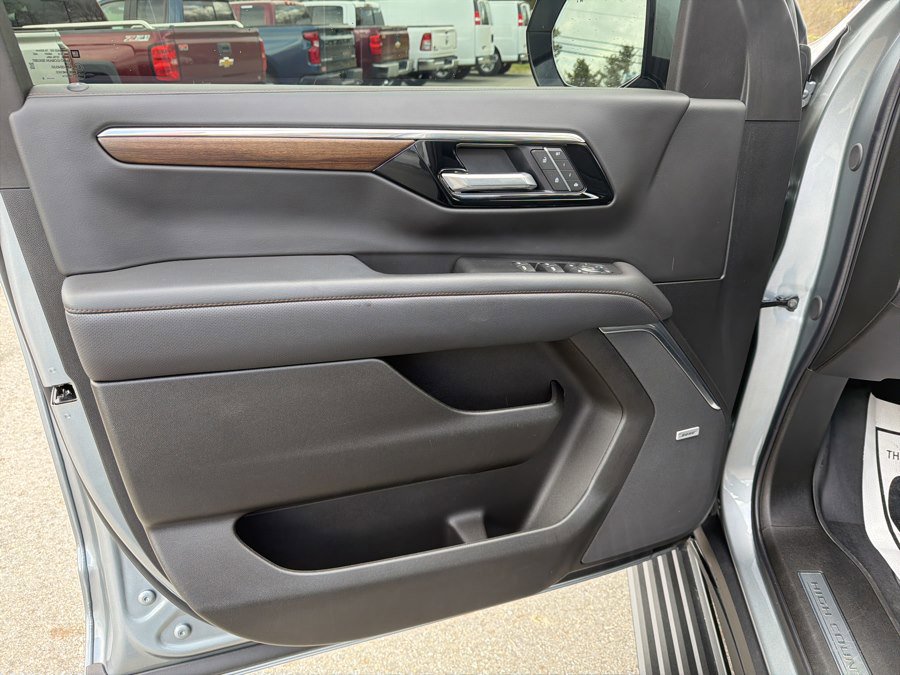 Used 2025 Chevrolet Tahoe High Country AWD/4WD image 10