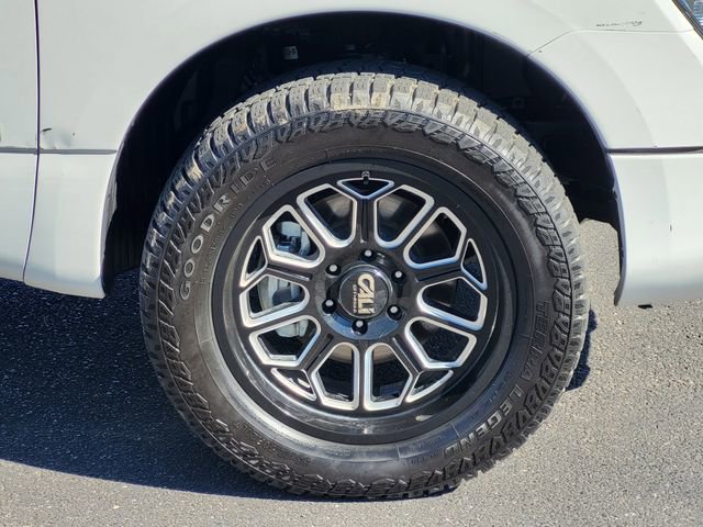Used 2022 Nissan Titan SV image 6