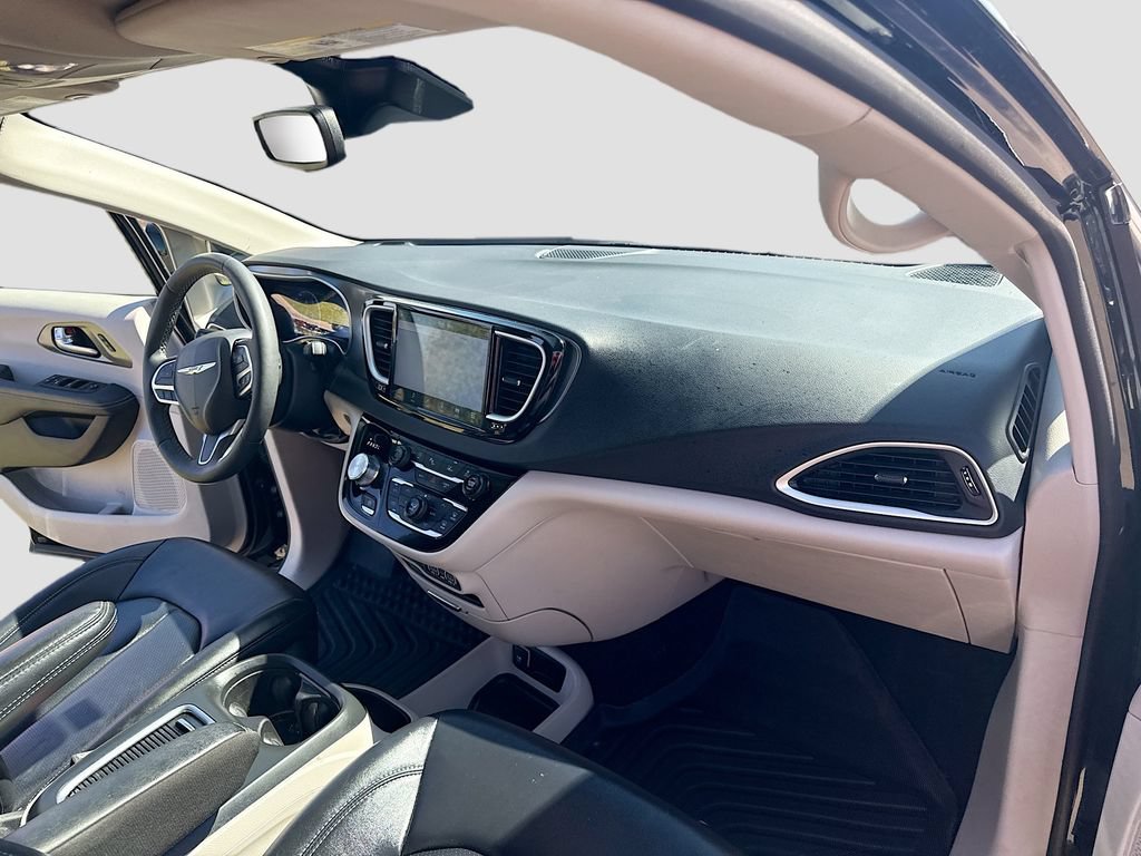 Used 2024 Chrysler Pacifica Touring-L FWD image 29