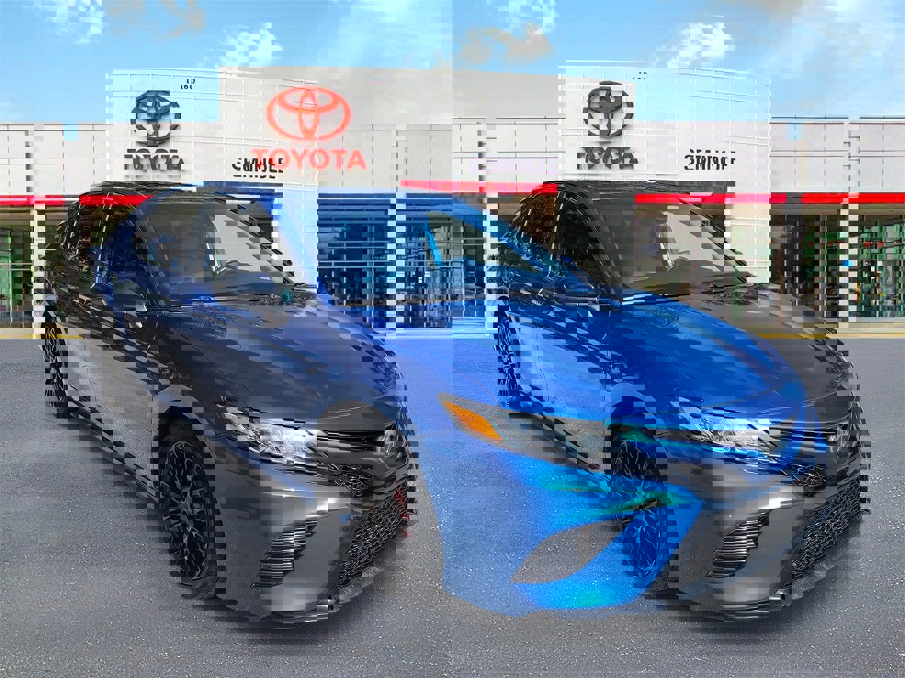 Used 2019 Toyota Camry SE image 2