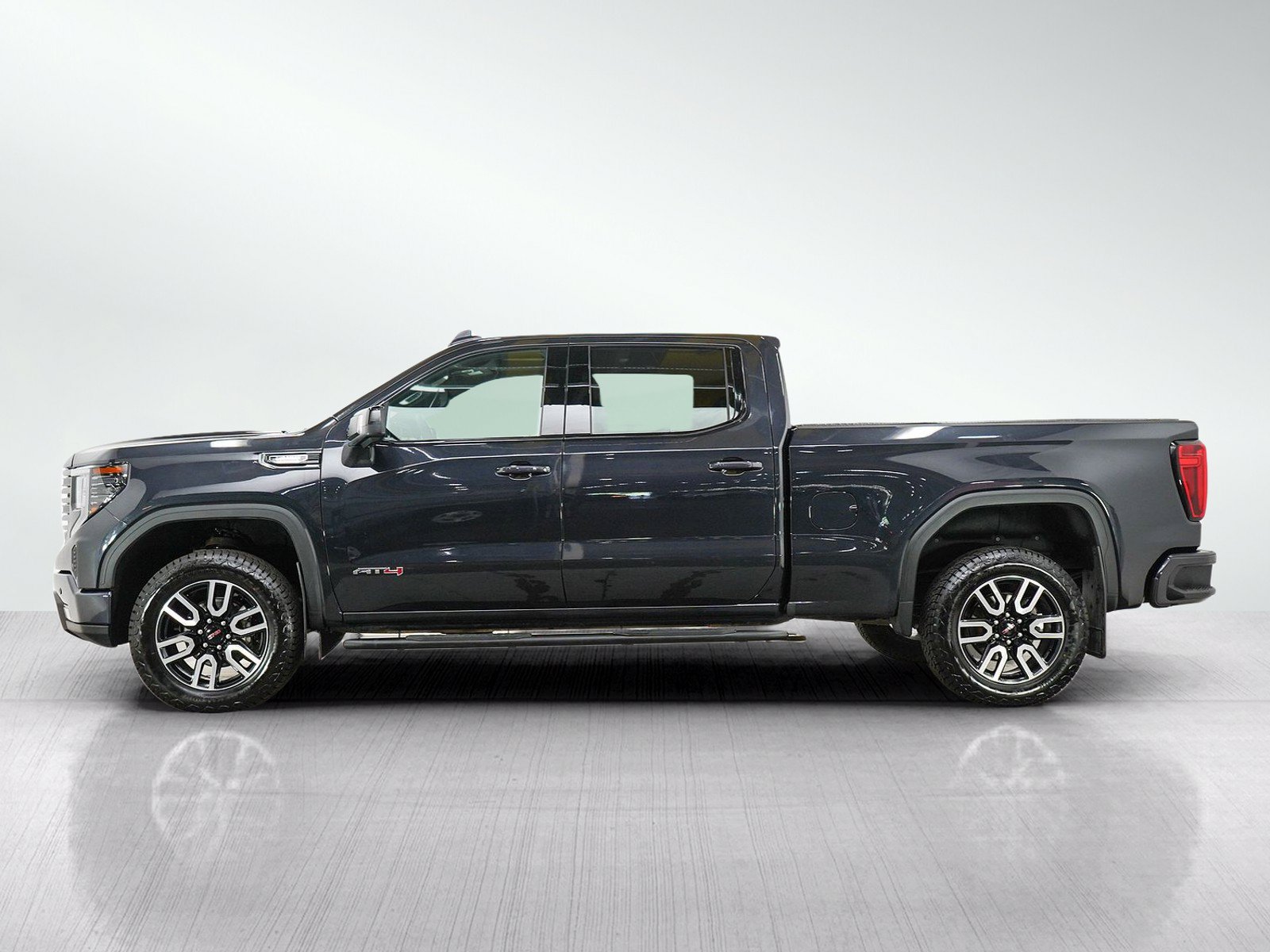 Used 2025 GMC Sierra 1500 AT4 w/ Technology Package AWD/4WD image 2