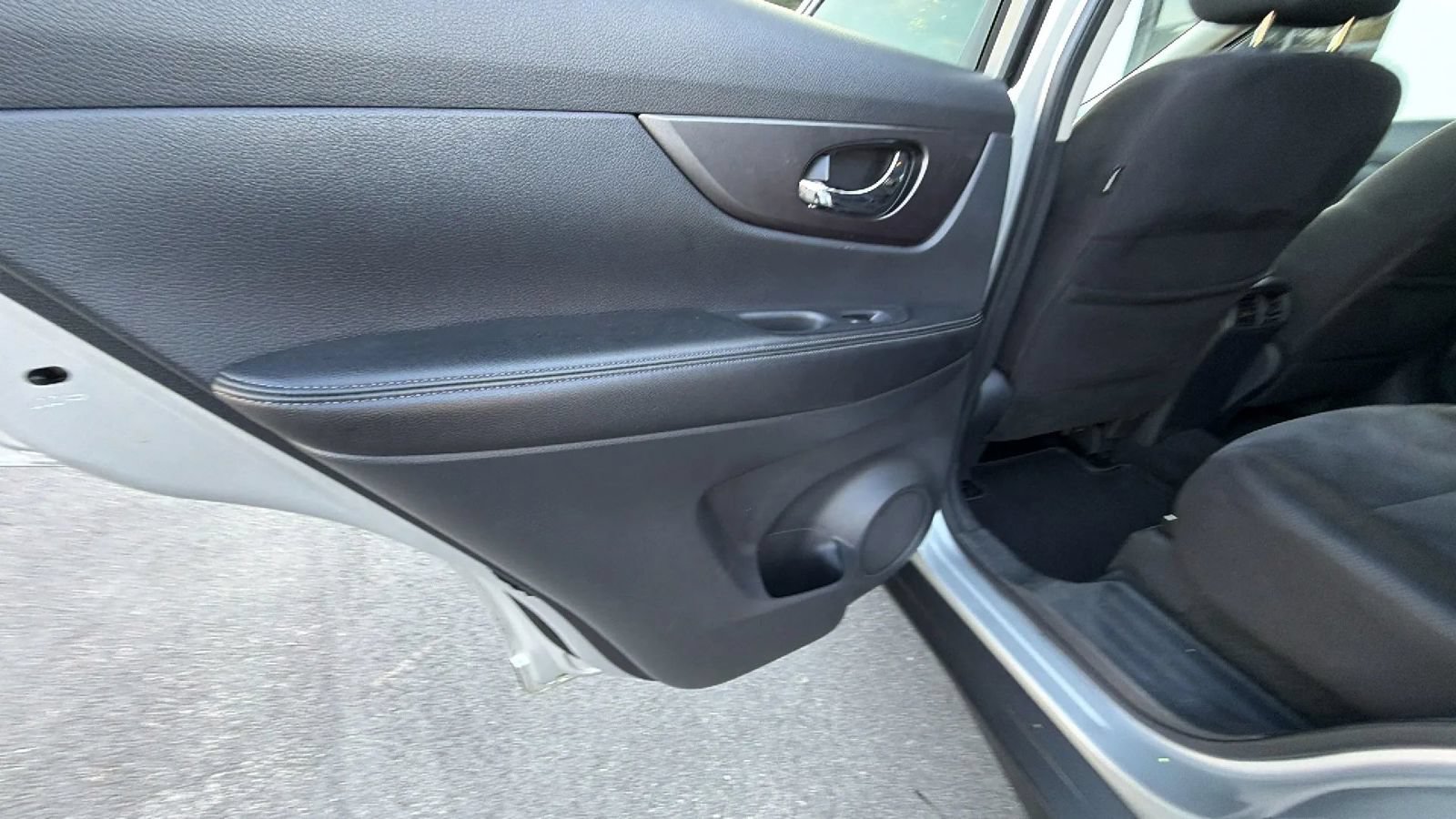 Used 2015 Nissan Rogue SV AWD/4WD image 39