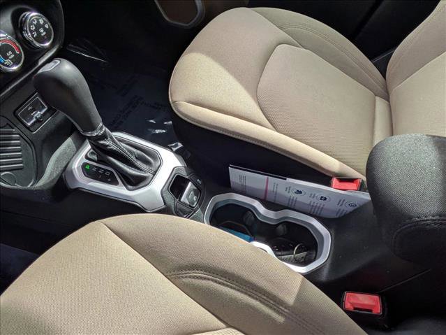 Used 2015 Jeep Renegade Latitude w/ Cold Weather Group image 17